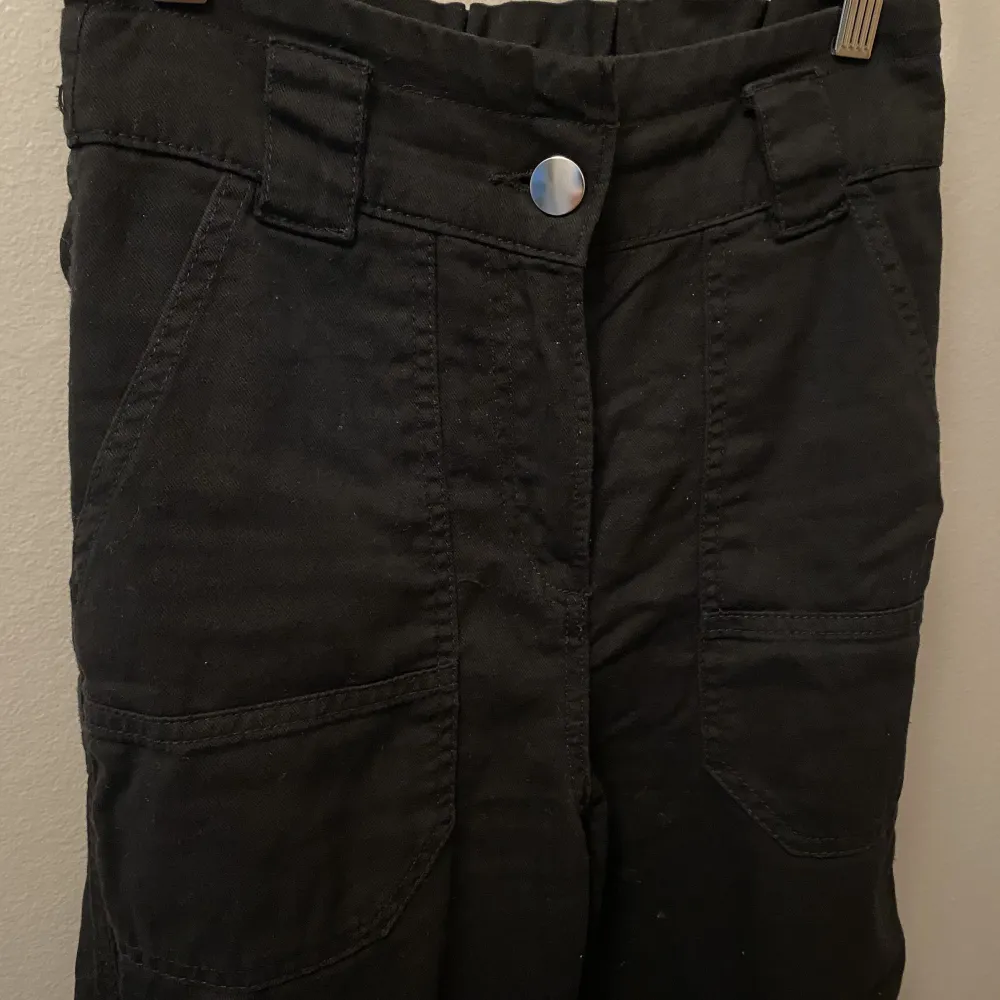 Svarta, pösiga cargobyxor från Bershka 🖤. Jeans & Byxor.
