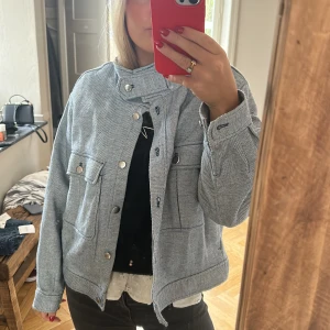 Jacka  - Säljer nu min super fina jeans jacka från H&M  Den är i stolek S/M skulle jag säga, det står ingen stolek i tyvärr. Men passar mig som oftas bär S/M och är 166cm lång 