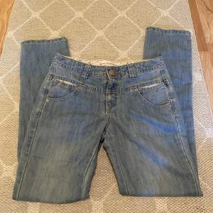 Lågmidjade jeans, vintage från Kappahl. Midjemått 37,5cm. Innerben 78cm. 
