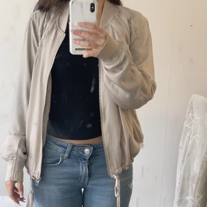 Sommar jacka - Fin beige tunn jacka, fin att ha på sommaren. Alldrig andvänd👌