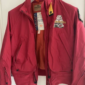 Parajumpers - Inget kvitto kvar, enbart lappar och galge. Säljer på grund av den inte kommer till användning. Fleece i jackan så någorlunda varm. Strl S. Nypris var 4295kr.