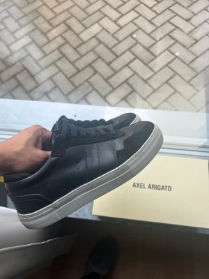 Axel Arigato skor - Tja!  Säljer ett par riktigt schyssta Arigatoskor som har mer att ge! Schysst till vardagen men även formella tillfällen. 