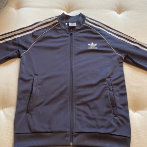 Adidas tracksuit  - Adidas tracksuit nästan oanvänd säljer då den blev för liten och inte kommer till användning  (Köparen står för frakt)
