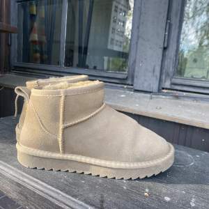 Säljer mina uggs kompior. Aldrig använda. Kolla bild tre för den effekt som finns. Kostade nya 399