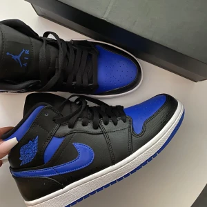 Nya air jordan 1 mid - I nyskick, endast testade. Säljs då dom inte kommer till användning. Skickas i orginal kartongen