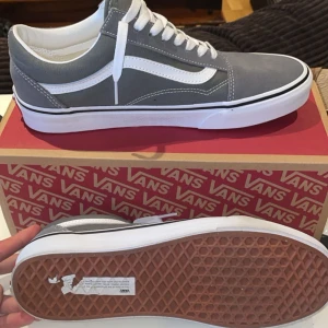 Vans - Riktigt snygga gråa vans, aldrig använda endast testade, säljes pågrund av de var förstora.  Tveka inte på att höra av er!!!