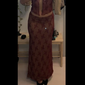 Intresse koll maxikjol - Pisssnygg kjol i strechig spets med underkjol. Helt oanvänd, jag köpte 1strlk för stor.. Jag är en xs-s och denna är en S mot det större hållet. Beige skön underkjol, vinrött spettstyg i övre kjolen, super skön och stretchiga. Fångar in formerna bra✨