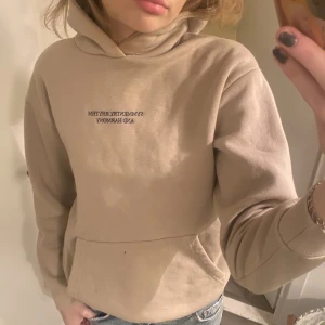 hoddie - fin hoddie med mönster på ryggen💋💋💋