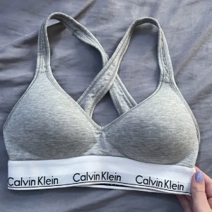 Calvin Klein bh - Säljer den här Calvin Klein bhn som jag köpte här från plick (det är hennes bilder) men den är i jättebra skick och sitter jättesnyggt men har inte fått användning för den
