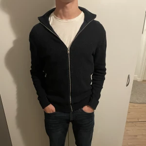 Hel-Zip - Mörkblå Hel-Zip. Storlek M, kan passa S. Fint skick. 199kr.
