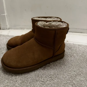 BEIGE UGGS - beige uggs i den vanliga modellen, superfint skick och använda kanske 10 gånger, storlek 37, nypris 2000kr