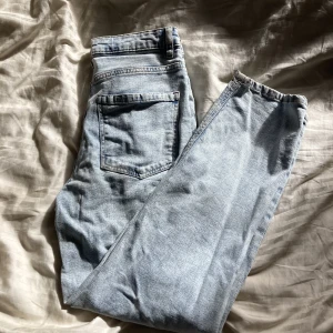 Jeans - Ljusblåa, högmidjade jeans. Använd ngra gånger.