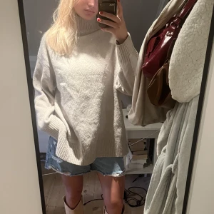 Stickad tröja  - Säljer denna super fina stickade tröjan från hm i storlek m, den är oversized och är perfekt nu till hösten❤️ använd fåtal gånger✨köpt för ca 400 och säljer för 200❤️