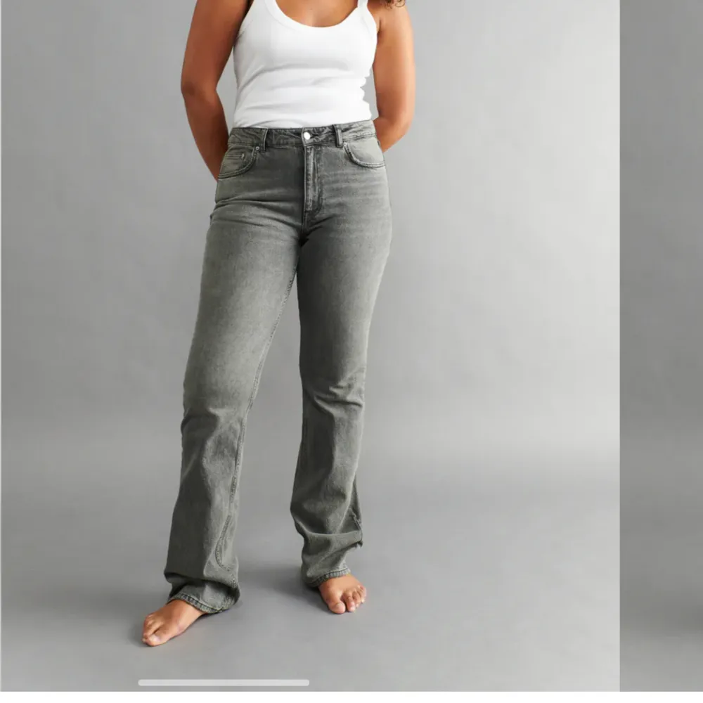 Säljer mina gråa mid waist bootcut jeans ifrån gina eftersom att dom tyvärr är för små. Endast använda vid ett tillfälle. Köpte dom för 499kr.🩷 Priset kan diskuteras!. Jeans & Byxor.