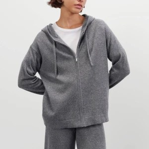 Soft goat hoodie - Grå ”relaxed hoodie” från soft goat i storlek s, 100% cashmere. Köpt i julas, använd ca 5ggr, i nyskick! Inte nopprig alls! Orginalpris 2895kr. Frakten ingår i priset. 