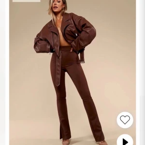 Bianca x Nelly kostym byxor  - Säljer dessa kostym byxor från Biancas gamla kollektion med nelly. Använda 1 gång, säljer då jag inte trivs i färgen✨💞Köparen står för frakten