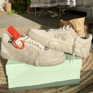 Off-White Vulcanized Low Beige Sneaker - Hej, säljer ett par Off-White Vulcanized Low i beige färg. Använda en gång och i utmärkt skick. Inga tecken på användning. Säljs för 530€ (5500kr+) på Off-White’s hemsida. Box medkommer vid köp. Storlek 41 men True To Size 42. Pris kan diskuteras. Hörs!