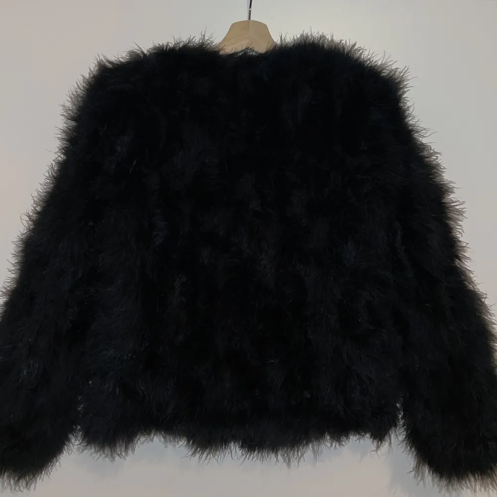 Ny Feather jacket classic black från Pello Bello, stl.S. Första bilden är ifrån min första Pello Bello jacka. Köpte en exakt likadan då min första började att bli sliten. Men har sedan dess bara hängt i min garderob orörd. Nypris:1490kr. Köp pris:1000kr.. Jackor.