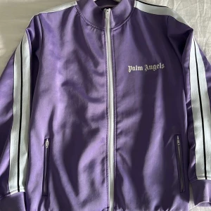 PALM ANGELS TRACKSUIT - PALM ANGELS TRACKSUIT. STORLEK - S. NYPRIS - 8000 KR, Du får underdel och överdel!