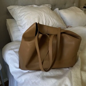 Brun stor väska  - Så snygg väska som är rymlig och passar till allt! Så perfekt nu till hösten och skolan💞fint skick och inga skador! Skriv gärna privat om du har några frågor❤️