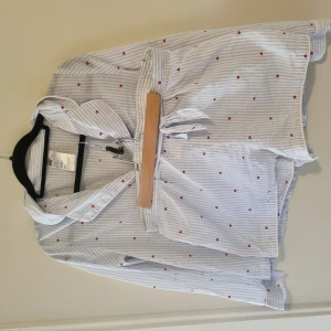 Pyjamas set - Jättefint pyjamas set från H&M. Ljusblått med röda hjärtan. Oanvänt