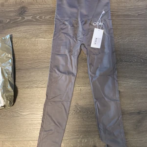 Drop of Mindfulness leggings - Träningstights i strl XS och S, grå! Strl S använd några fåtal gånger: 50kr XS aldrig använda lapp kvar: 120kr