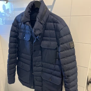 Hugo boss jacka -  Jackan är i nyskick storlek M passar även L ny pris på en sån här är 5300