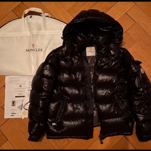 Moncler Maya Short Down Jacket  - Tja, säljer nu denna Moncler Maya i färgen svart. Har använt den halva vintern förra året. Inga skador förekommer på jackan och den är i bra skick. Vid frågor eller funderingar är det bara hojta till.  Mvh Erik 