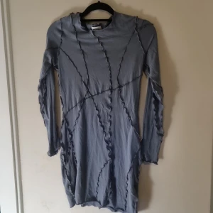 Klänning med sömmar weekday - Jättesnygg och cool Grå/blå klänning med sömmar från weekday. Oanvänd.