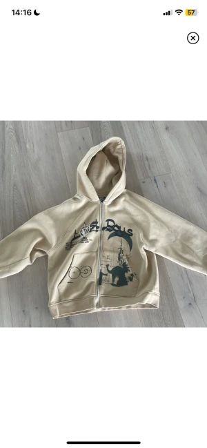 Vicinity Zip Up Hoodie - Lost Boys - Har en liten fläck på armen men annars bra skick. Färgen är något mörkare irl än på bilden. Skriv om du vill ha fler bilder eller har frågor! Köparen står för frakt, kan mötas i Stockholm.