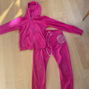 Jucy couture set - Säljer detta superfina jucy couture setet i stl S! Skicket är rätt så bra förutom dragskedjan som är trasig vilket man ser på bild 3. Skriv till mig så kan priset diskuteras. Köparen står för frakt frakt. 💗