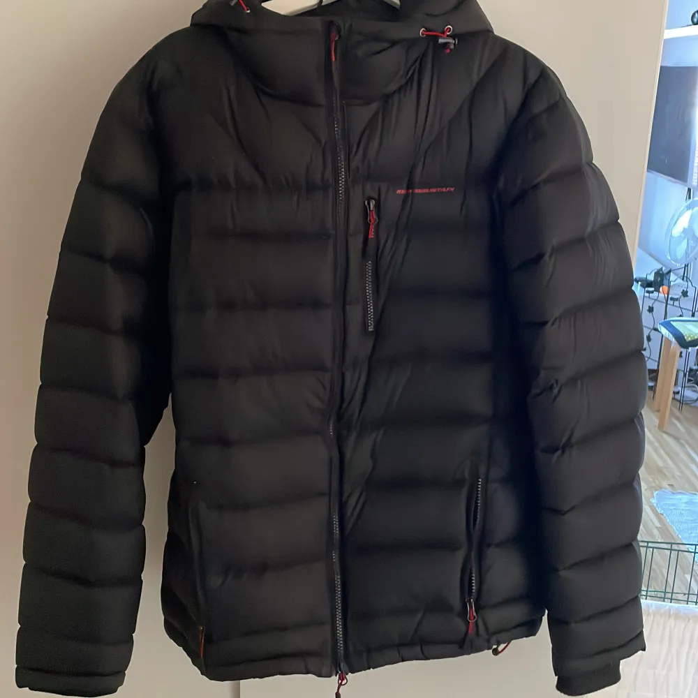 Säljer denna fina och varma high montain jacka som köptes förra året och endast används en vinter. Nypris ca 1000kr . Jackor.
