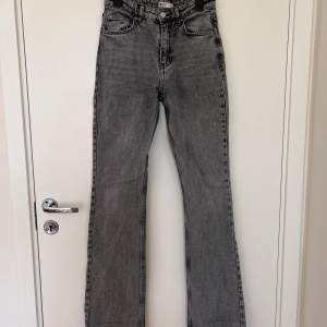 Raka jeans i storlek 34 från Gina Tricot köpta förra året och är knappt använda. 