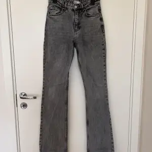 Raka jeans i storlek 34 från Gina Tricot köpta förra året och är knappt använda. 