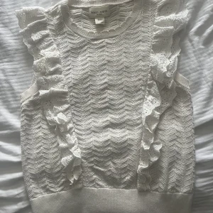 söt topp - en söt topp från lindex, använd 1 gång, köpt för 400kr säljer för 150kr, Den är i storlek M men är liten i storleken