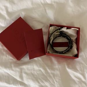 Valentino armband  - Säljer mitt jätte fina dubbelarmband ifrån valentino. Nästan oanvänt. 