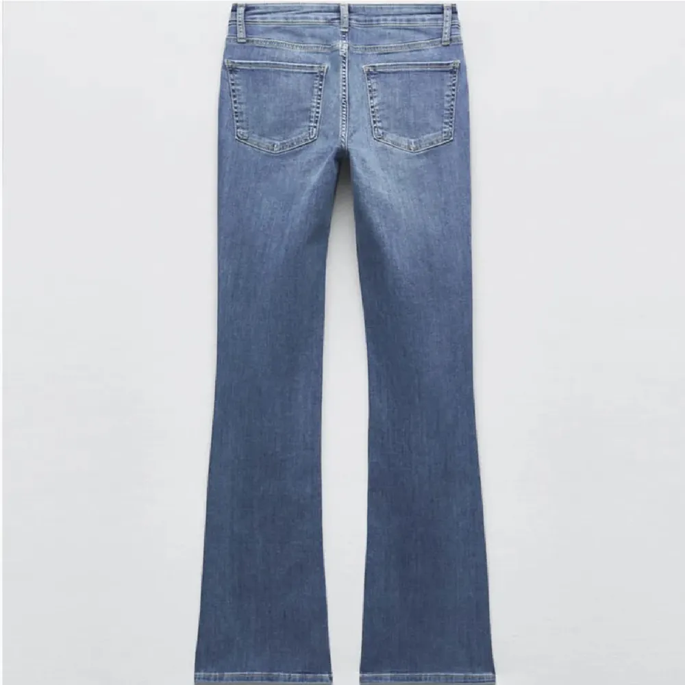 Säljer dessa jeans ifrån zara i nyskick!. Jeans & Byxor.