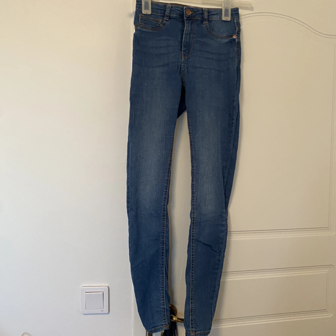 Blåa Molly jeans från Gina Tricot 
