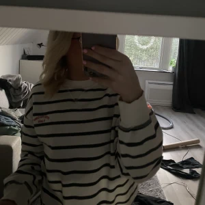 Randig tröja - Superfin randig tröja. Fint skick. Säljer då den inte kommer till användning.