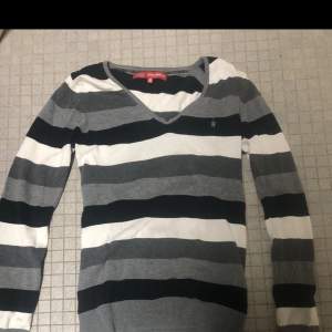 säljer nu denna v-ringade grå randiga tröjan från Northbrook sports, jättefint skick och nästan aldrig använd🫶