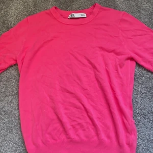 T-shirt  - En exakt likadan som den vita jag la upp som också har blivit för liten❤️