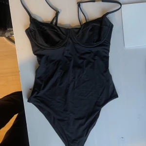 Body/baddräkt  - Säljer denna helt otroliga body/baddräkt som bla är så snygg till jeans. Tyvärr beställde jag förliten storlek och glömde skicka tillbaka. Nypris 1000kr 💗