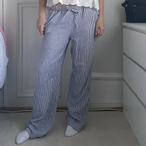 Blåa Randiga byxor - Blåa randiga byxor från Bikbok använda en gång. Använd gärna ”köp nu” och allt på min sida är 3 för 2😊💕