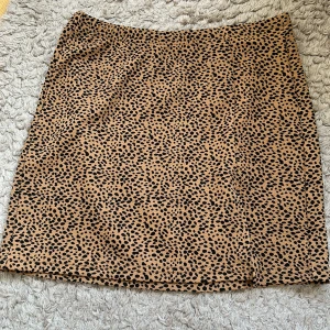 Minikjol i leopard - Minikjol, knappt använd, storleken är M, men passar mig bra som varierar mellan s och m 