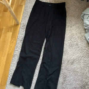 Högmidjade kostymbyxor - Bra skick, men knappen är lite lös, men finns annan knapp som håller ihop dem. 