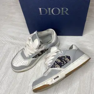 Christian Dior Sneakers 3SN272ZIR vit, grå, beige och blå diorlogga i tyg på sidorna. Stl.36 säljs med låda och dustbag.   Nypris 11.500kr