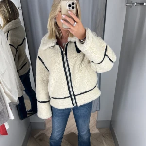 Zara jacka - Säljer denna zara jackan i xs. Helt oanvänd, lappar finns kvar❤️