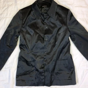 Kavaj - En jättefin fest kavaj. Har lite fläckar som inte syns på bild, men annars är kavajen i bra skick. Storlek 38