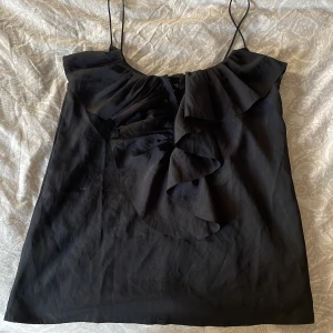 Linne - Säljer detta fina linne från hm. Går att justera hur man vill ha den i bysten, öppen eller tajt.  Faller löst, normallång.  40kr + frakt💕