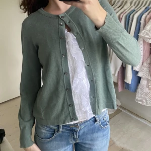 Grön kofta - Snygg grön kofta från märket Newhouse, väldigt bra skick🤍